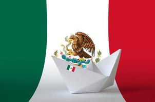 Mexico vlag afgebeeld Aan papier origami schip detailopname. handgemaakt kunsten concept foto