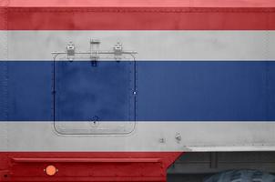 Thailand vlag afgebeeld Aan kant een deel van leger gepantserd vrachtauto detailopname. leger krachten conceptuele achtergrond foto