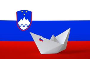 Slovenië vlag afgebeeld Aan papier origami schip detailopname. handgemaakt kunsten concept foto