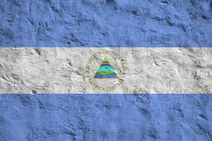 Nicaragua vlag afgebeeld in helder verf kleuren Aan oud Verlichting bepleistering muur. getextureerde banier Aan ruw achtergrond foto