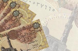 1 Egyptische pond rekeningen leugens in stack Aan achtergrond van groot semi-transparant bankbiljet. abstract bedrijf achtergrond foto