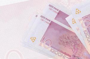 10 Estisch kroon rekeningen leugens in stack Aan achtergrond van groot semi-transparant bankbiljet. abstract presentatie van nationaal valuta foto
