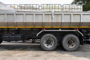 grijs dump vrachtauto bezig met laden water tank foto