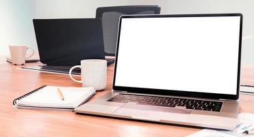 blanco scherm Scherm laptop met notitieboekje en koffie kop Aan tafel foto