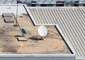 oud groot telecommunicatieverbinding satelliet gerecht. foto