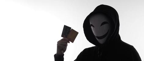credit kaarten persoonlijk gegevens gestolen door anoniem Mens in zwart kap shirt. foto