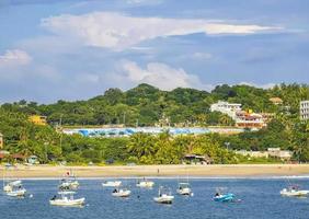 puerto escondido oaxaca Mexico 2022 visvangst boten Bij de haven strand in puerto escondido Mexico. foto