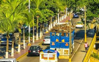 puerto escondido oaxaca Mexico 2022 bezig weg straat het rijden auto's verkeer jam puerto escondido Mexico. foto