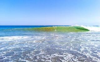 extreem reusachtig groot surfer golven Bij strand puerto escondido Mexico. foto