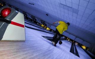 tieners en kinderen Speel bowling Gooi bowling bal in duitsland. foto