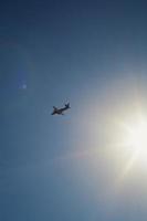 vliegtuig vliegend aan de overkant blauw lucht landschap foto