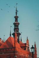 oude kerk met torenspitsen stadsgezicht foto