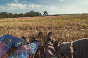 dichtbij omhoog toeristen resting Aan weide met gemaaid gras concept foto