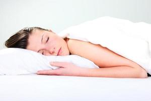 vrouw slapen Aan wit lakens foto
