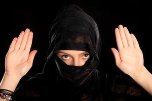 moslim vrouw Aan donker achtergrond foto