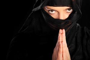 moslim vrouw Aan donker achtergrond foto