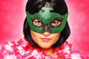 vrouw met carnaval masker foto