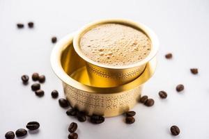 zuiden Indisch filter koffie geserveerd in een traditioneel messing of roestvrij staal kop foto