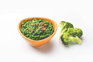 vers broccoli chutney of Plakken, puree in de kom met rauw stukken foto