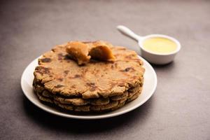 zoet roti gemaakt uit van rijst- meel, rietsuiker, en ghee. goed ki roti. goeroe ki roti, rafelig bhakri, meethi goed ki roti. winter voedsel. kopiëren ruimte. foto