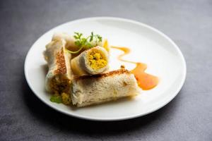 Indisch paneer brood rollen gemaakt gebruik makend van gekruid geraspt huisje kaas gemengd met kruiden, gerold en gebakken foto