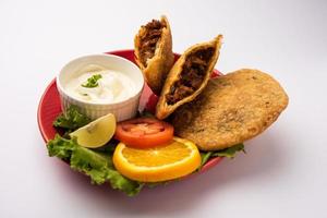 keema kachori is een populair Indisch of Pakistaans flauw, krokant en heerlijk tussendoortje met lekker qeema vulling ook bekend net zo khasta kheema kachauri foto