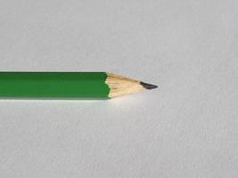 groen potlood Aan papier vel foto