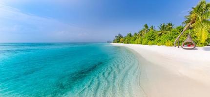 mooi tropisch strand spandoek. wit zand en kokosnoot palmen reizen toerisme breed panorama achtergrond concept. verbazingwekkend strand landschap vakantie landschap of zomer vakantie sjabloon foto