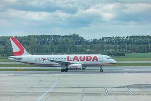 schwechat, Oostenrijk, mei 07. 2019, lauda beweging vliegtuig landen Bij Wenen Internationale luchthaven. laag kosten vliegmaatschappij foto