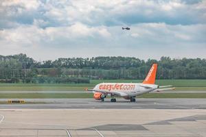 Wenen, Oostenrijk - mei 07, 2019 - easyjet Europa luchtbus a319. easyjet Europa vliegmaatschappij gmbh, gestileerd net zo easyjet, is een goedkoop vliegmaatschappij gebaseerd in Wenen, Oostenrijk en een dochteronderneming van easyjet foto