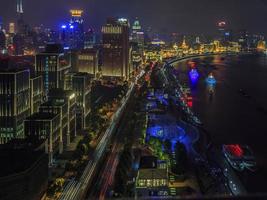 areal visie Aan de bund in Shanghai Bij nacht foto