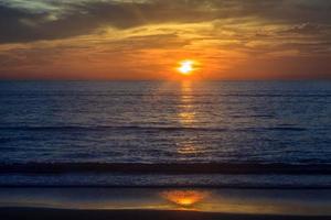 zonsondergang Bij kamala strand Aan phuket eiland foto