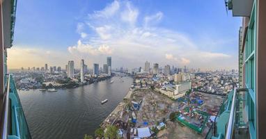 antenne visie van de Bangkok horizon over- de chao phraya rivier- foto