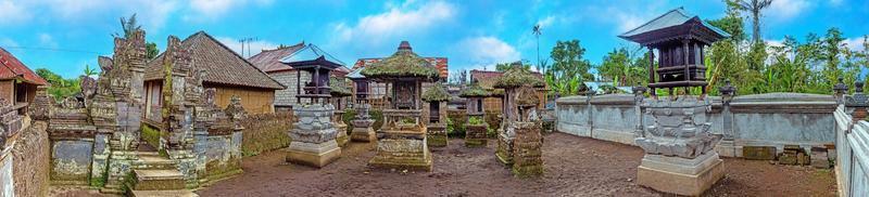 panoramisch visie over- een typisch Hindoe begraafplaats Aan de Indonesisch eiland van Bali foto