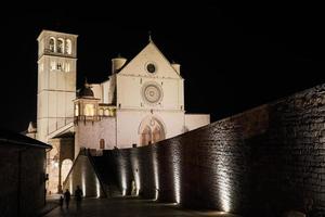 Assisi-basiliek 's nachts, regio Umbrië, Italië. de stad staat bekend om de belangrijkste Italiaanse basiliek gewijd aan st. francis-san francesco. foto