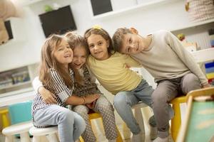 groep van kleuterschool kind vrienden zittend en hebben pret foto