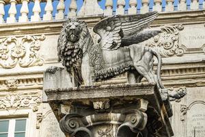 standbeeld van st mark's leeuw Bij piazza delle erbe in verona, Italië foto