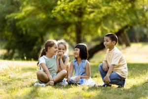 groep van Aziatisch en Kaukasisch kinderen hebben pret in de park foto