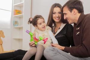 gelukkige familie in de kamer foto