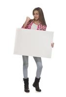 jong glimlachen vrouw Holding een blanco vel van papier voor reclame foto