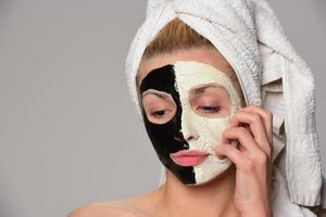 mooi vrouw model- met zwart en wit gelaats kunstmatig masker foto