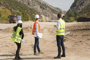 bouw arbeiders controlerend explosie foto