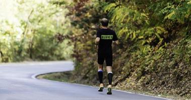 terug visie van sportief Mens loper rennen Aan berg plateau in zomer foto