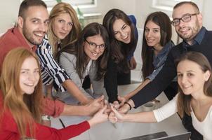 bedrijf vrouw uitleggen bedrijf zaken naar haar team in een bestuurskamer foto