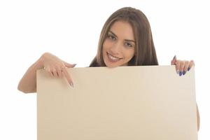 glimlachen meisje Holding blanco teken bord. studio portret van jong vrouw met teken kaart. geïsoleerd. foto