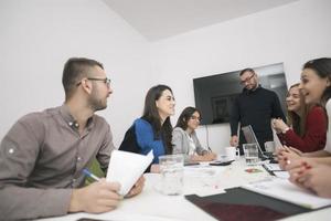 uitvoerend leider pratend naar gelukkig verschillend medewerkers groep Bij zakelijke kantoor briefing, foto