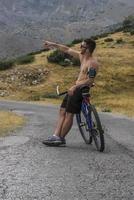 extreme mountainbike sport atleet man buiten rijden lifestyle trail foto