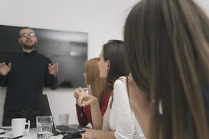uitvoerend leider pratend naar gelukkig verschillend medewerkers groep Bij zakelijke kantoor briefing, foto