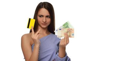 jong vrouw Holding euro geld geïsoleerd Aan wit foto