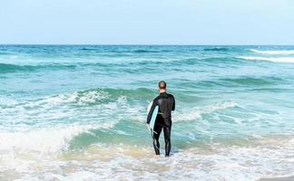 surfer Mens Aan de strand foto